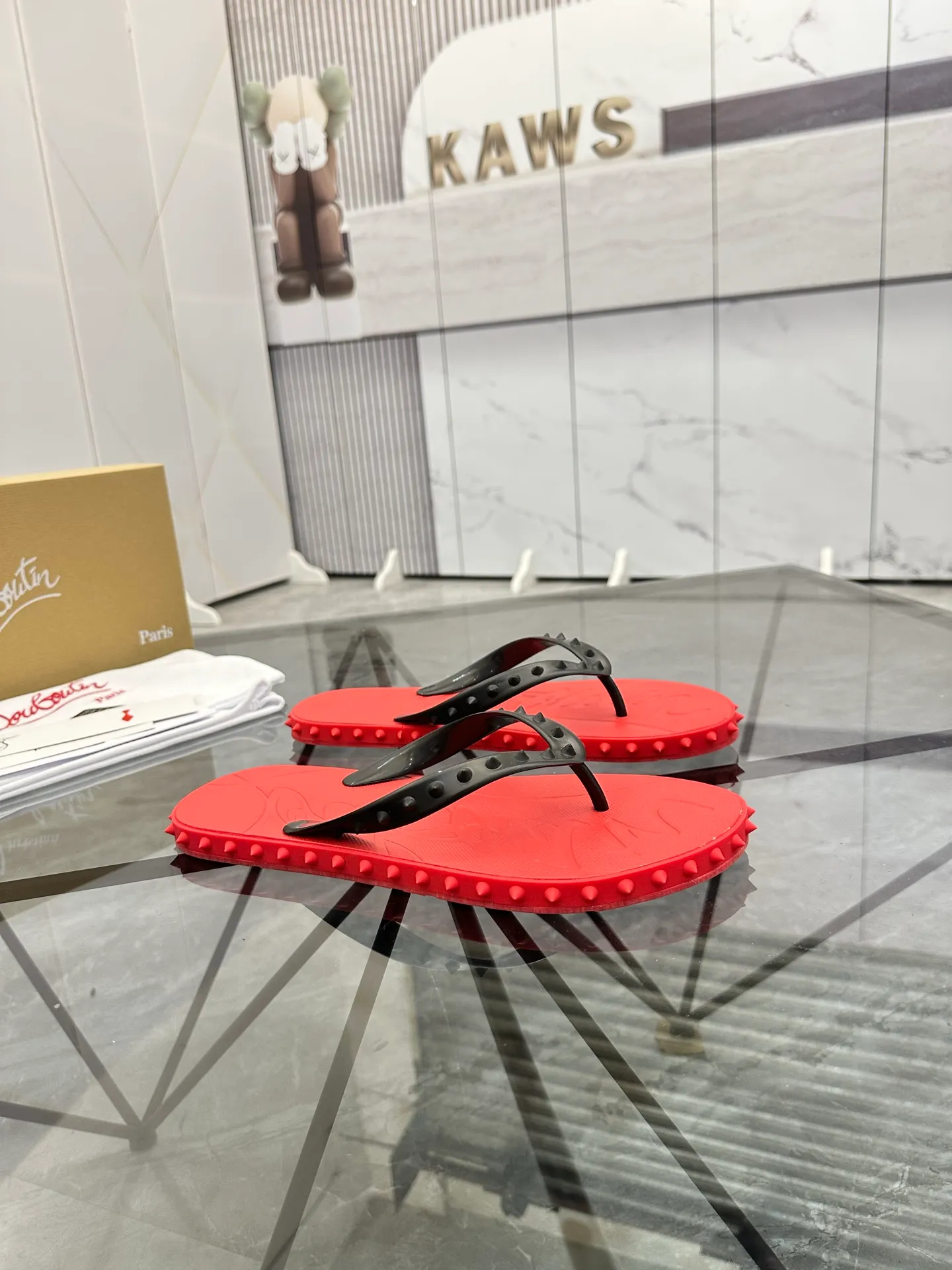 Men's shoes: 💰P280¥ Product trademark: CL red-soled shoes* "CL*" flip-flops Regular size: 36-44 (can be customized to 45.46) Couple style Product materials: Original material from upper counter, 5D color printing process, high-end rivets, original lining, original outsole. Number: 789